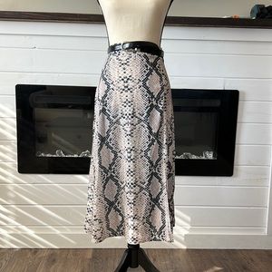 🧚🏽‍♂️ Brand new snakeprint midi skirt size 14 🧚🏽‍♂️